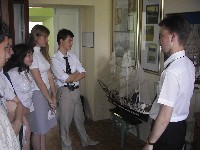 учні ліцею проводять екскурсію учні проводять екскурсію